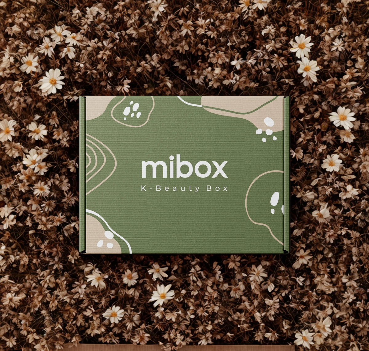 Корейска кутия за козметика Mibox върху кафяви цветя, зелена опаковка, k-beauty бокс
